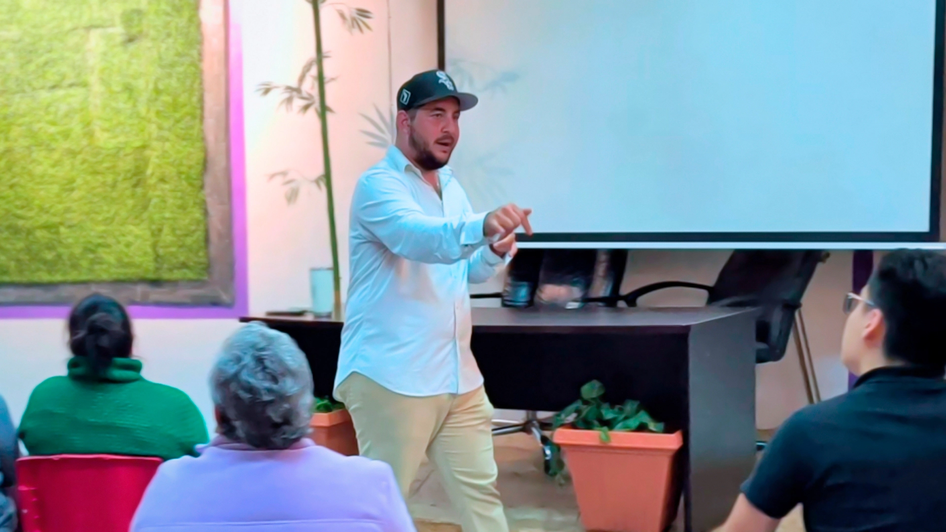 CEO de la clínica dando un discurso a familiares de los pcientes